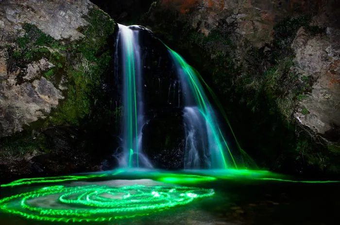 FOTOFRONTERA: Cascadas color neón - Waterfalls