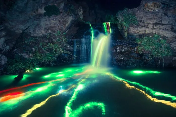 FOTOFRONTERA: Cascadas color neón - Waterfalls