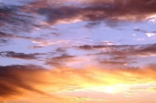 FotoFrontera: Cielo nublado con matices de colores (