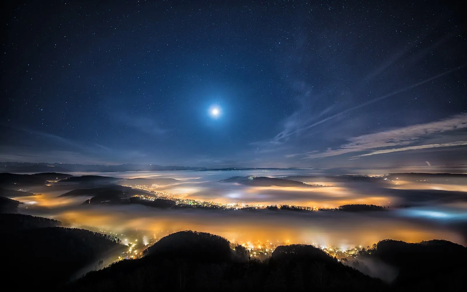 FOTOFRONTERA: Imperio de las luces nocturnas