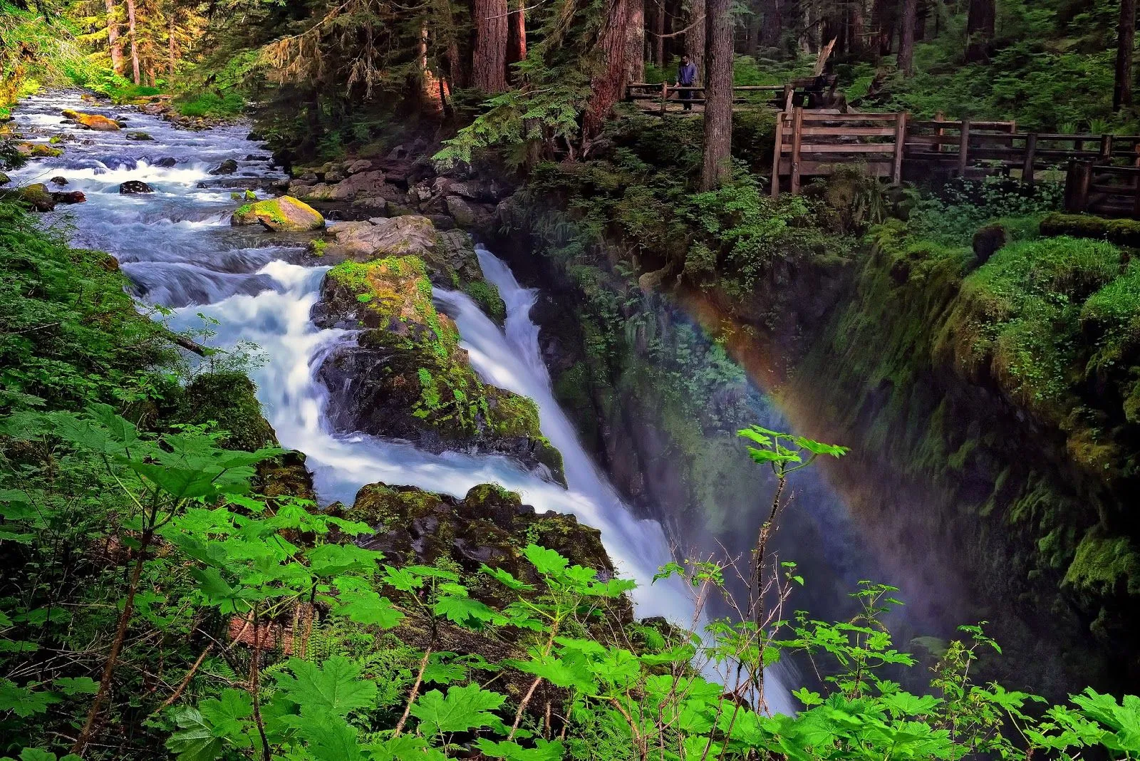 FOTOFRONTERA: Paisaje natural con río, cascada y arcoiris.