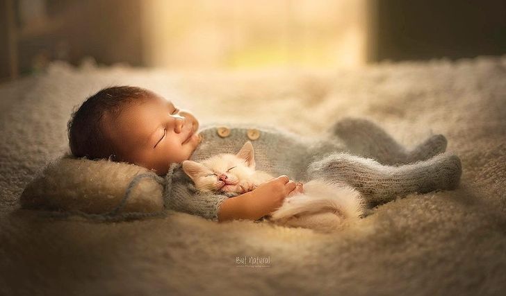 Una fotógrafa captura a bebés recién nacidos junto a sus mascotas, y las fotos son absolutamente adorables / Genial