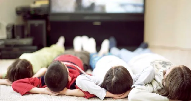 Fotografía de archivo de niños viendo la televisión. | Qué.