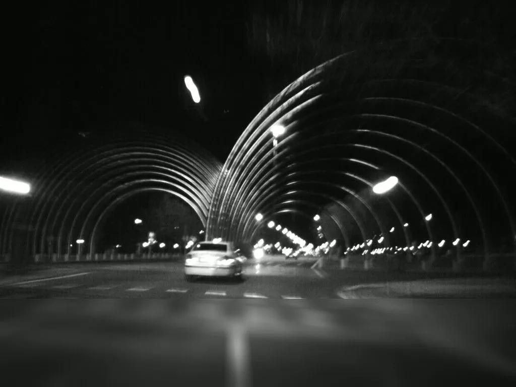 La fotografía en blanco y negro muestra una de las calles cercanas al ...