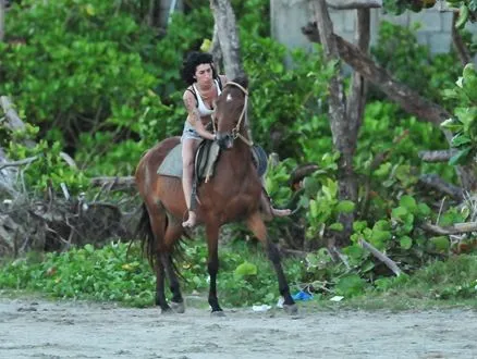 Fotos] Amy Winehouse montando caballo