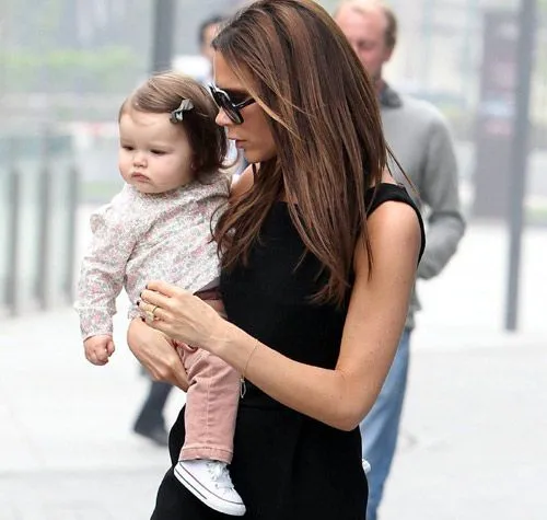 FOTOS DE LA BEBE DE VICTORIA BECKHAM :: charlemos.foros.ws