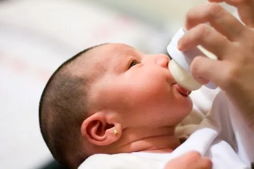 Bebés tomando tetero - Imagui