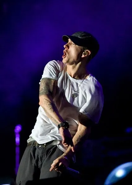 algunas fotos de eminem en el v festival 2011 acompanado de rihanna y ...