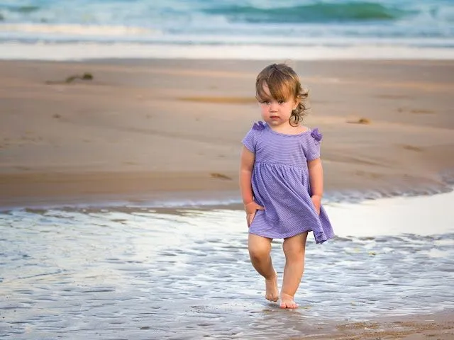 Fotos de linda niña con vestido morado caminando Mejores fotos del ...