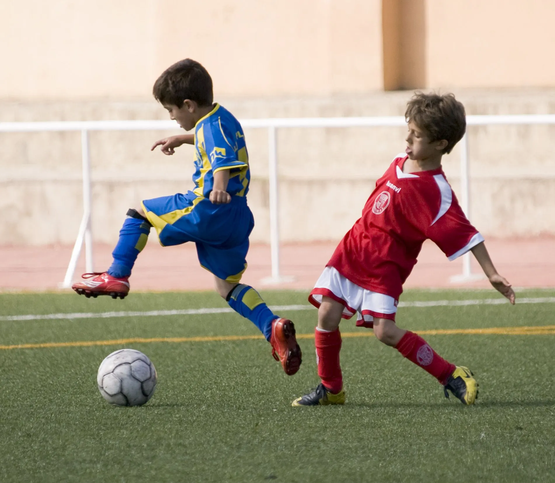 Fotos niños jugando futbol - Imagui