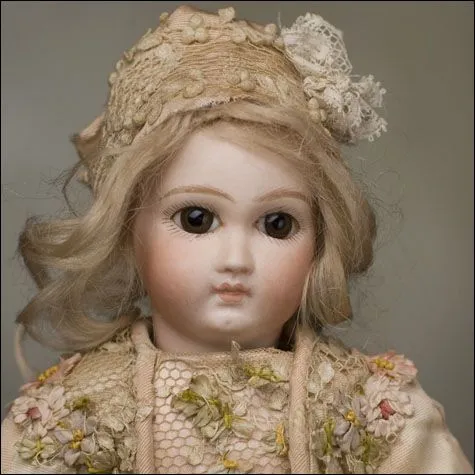 French antique dolls. Antique dolls at Respectfulbear.