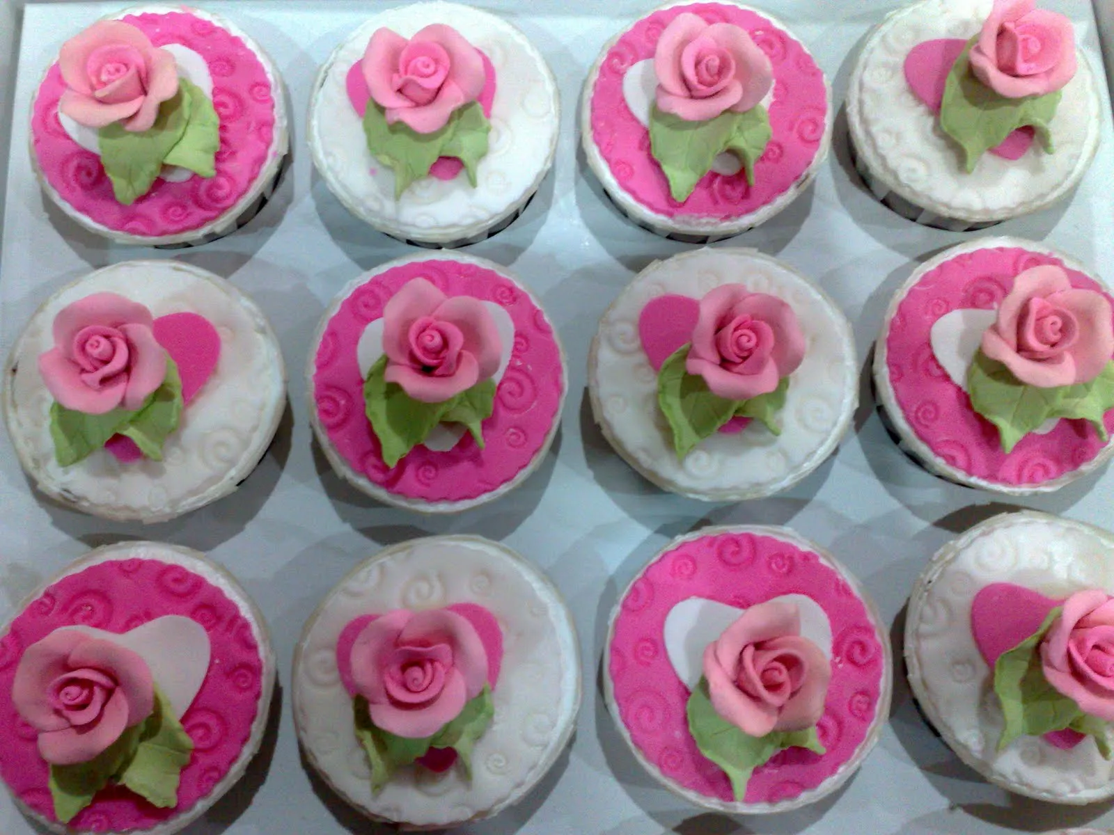 fresh from the oven: Sweet Pink Fondant Cupcakes