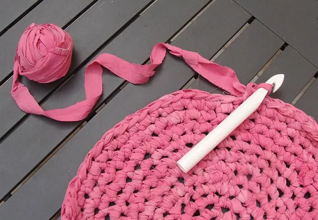 Frío o Caliente? Una alfombra de Crochet con tiras de sábanas ...