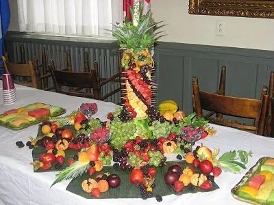 Frutas e Frutos: Mesas decoradas com muitas frutas