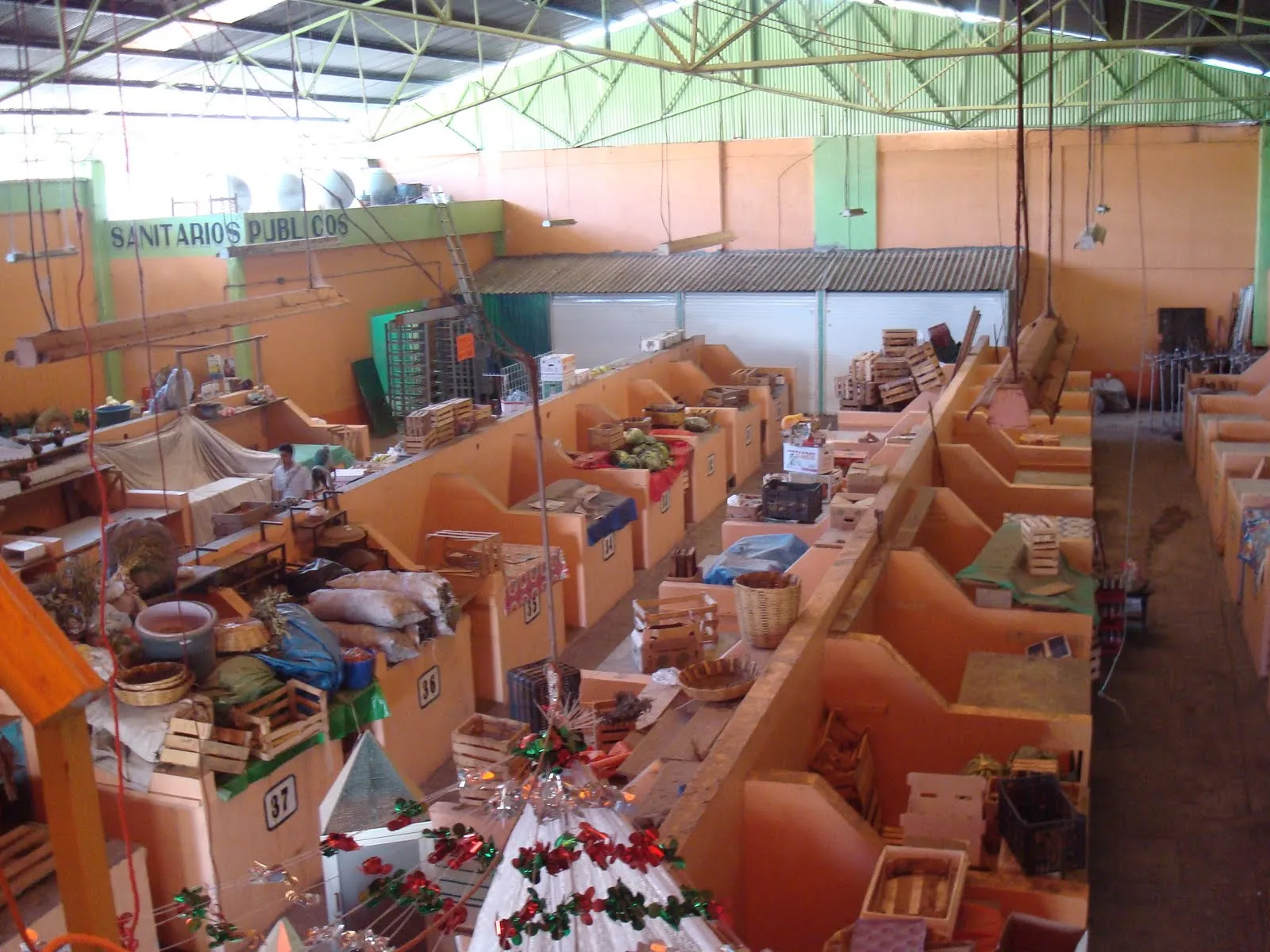  de frutas y verduras el edificio o mercado es de muros de ladrillo ...