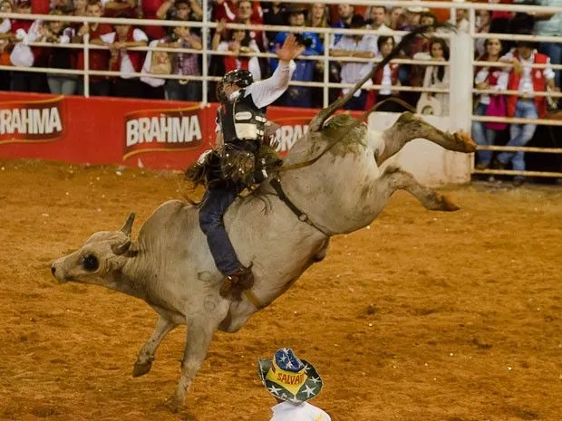 G1 - Peão norte-americano vence rodeio de Barretos, SP, e leva R ...