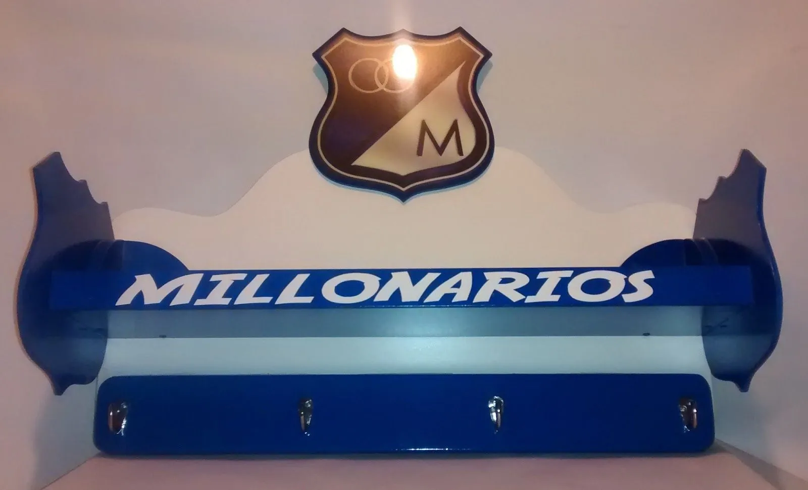 GALERIA ARTE Y DISEÑO & MADEKIDS: REPISA Y PERCHERO DEPORTIVA MILLONARIOS