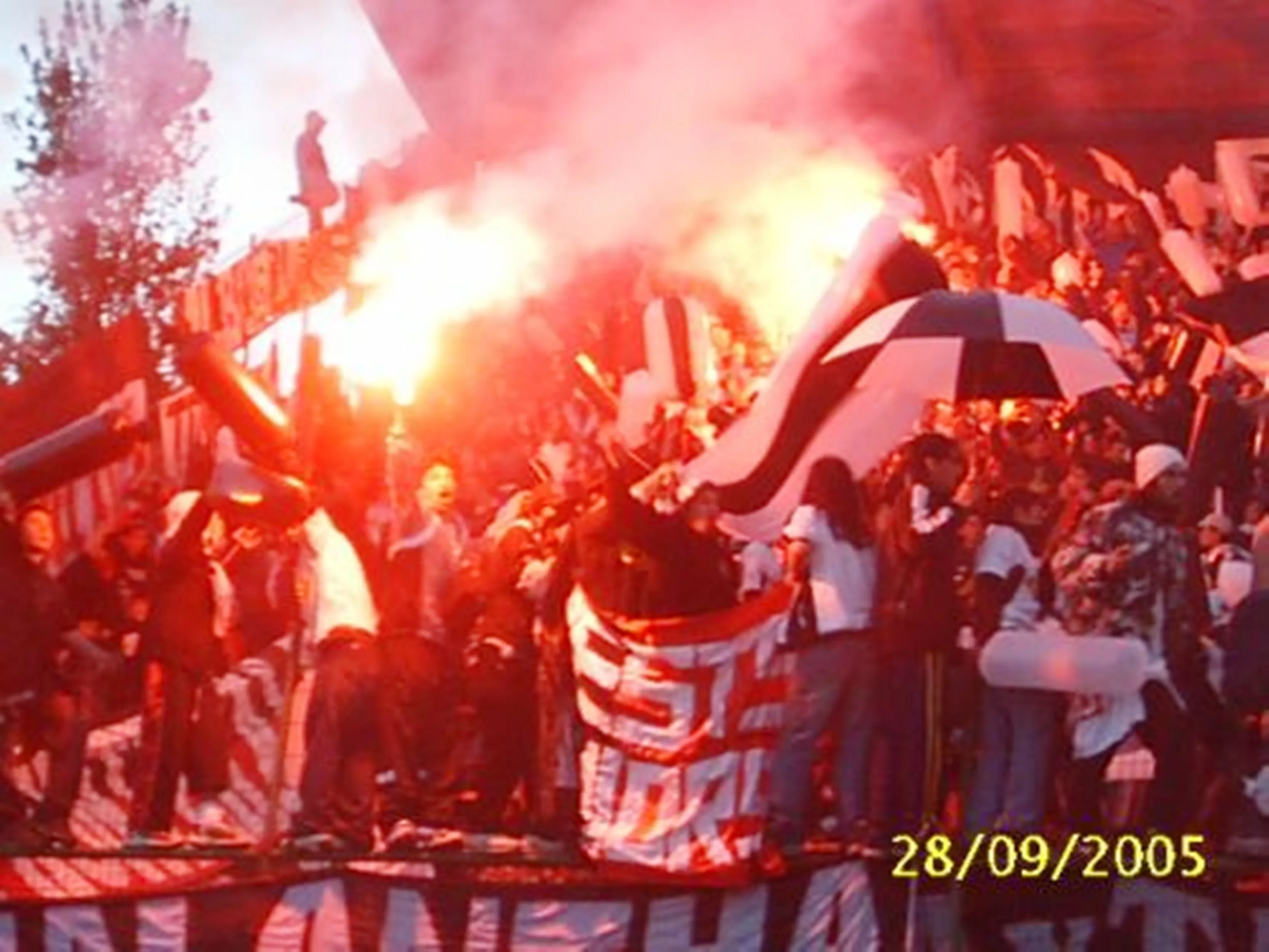 La Garra Blanca (fotos) hinchada de Colo Colo - Taringa!