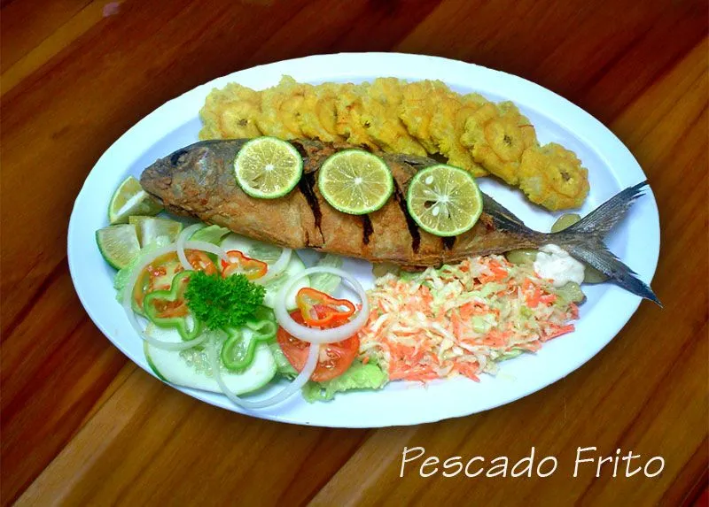 Gastronomía de La Ceiba: Pescado Frito con Ensalada