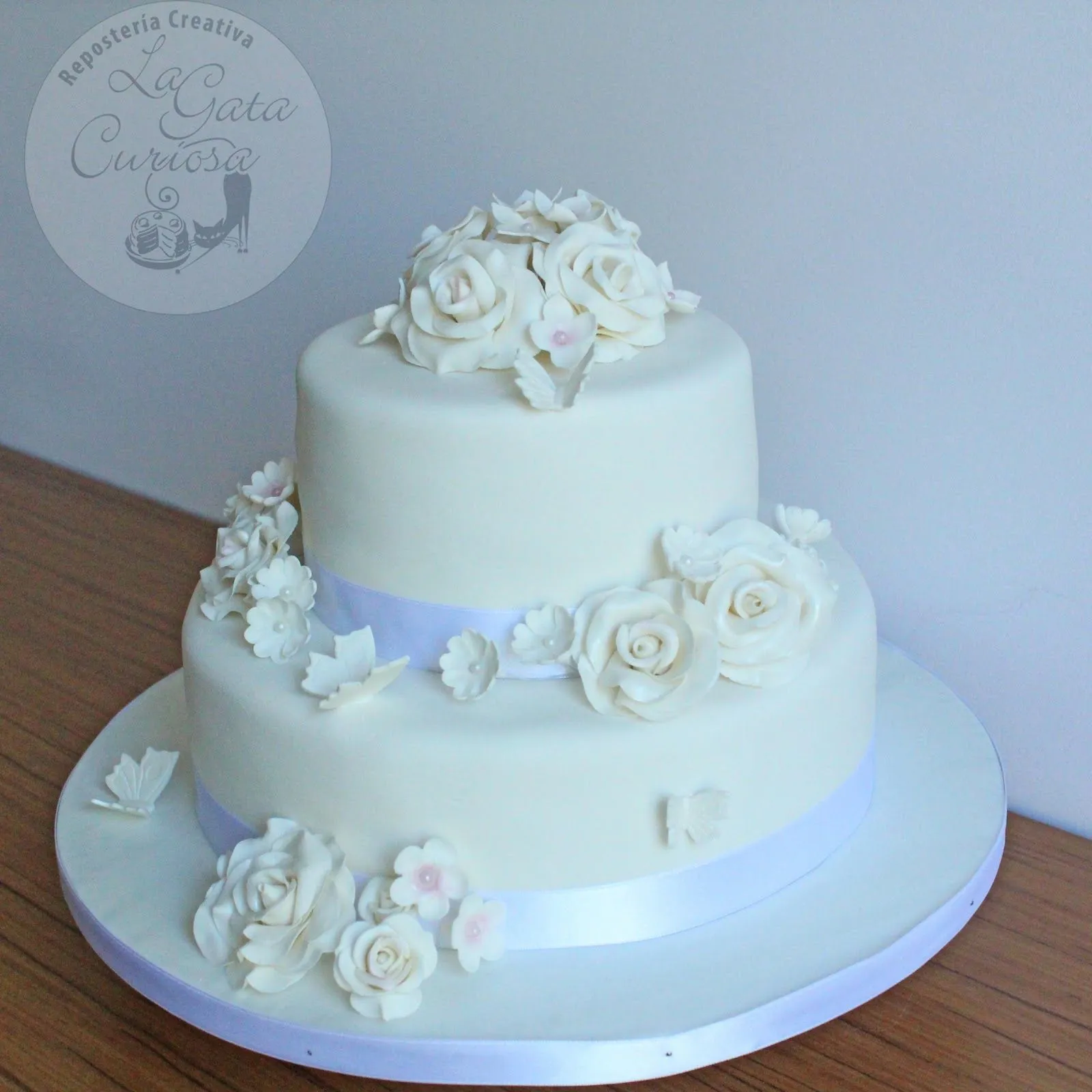 La Gata Curiosa: TARTA FONDANT BLANCA CON FLORES PARA UNA BODA