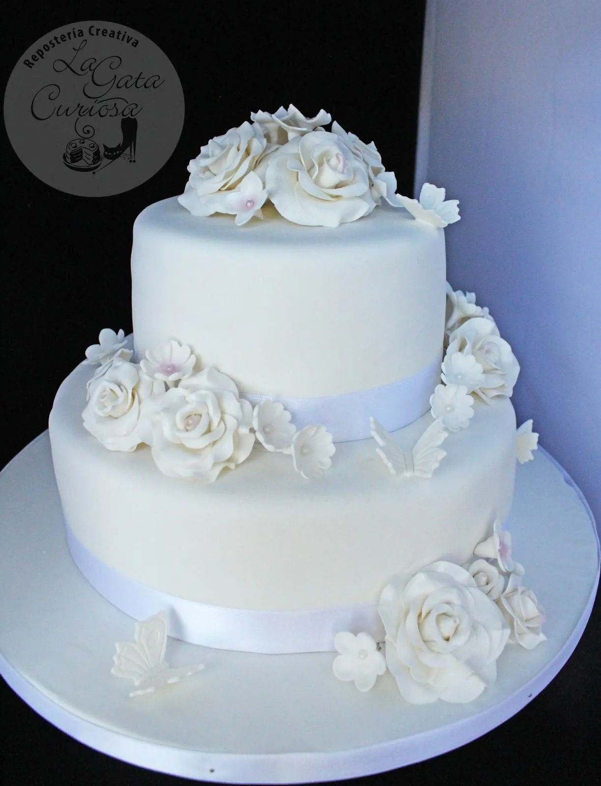 La Gata Curiosa: TARTA FONDANT BLANCA CON FLORES PARA UNA BODA