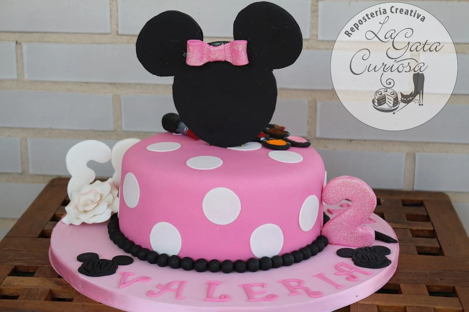 La Gata Curiosa: TARTA FONDANT MINNIE DOBLE CUMPLEAÑOS