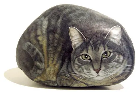 Gatos pintados en piedras - Imagui