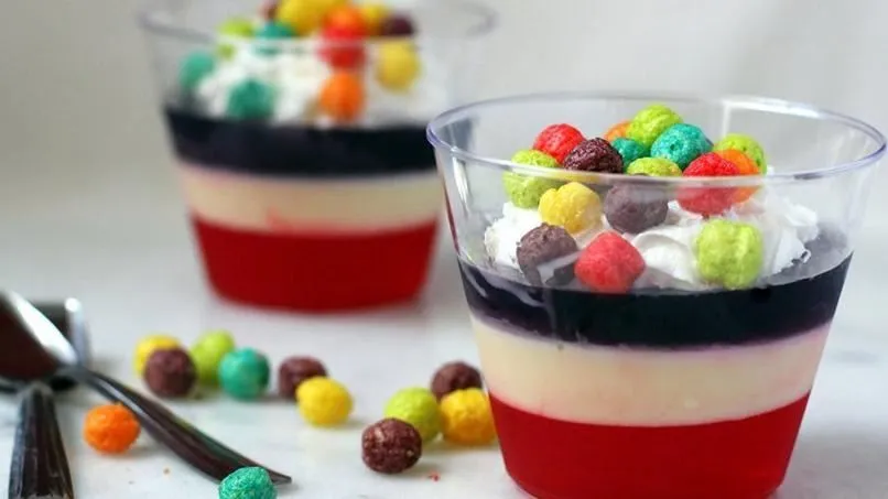 Gelatina de Colores con Crema y Mini Trix™ | QueRicaVida