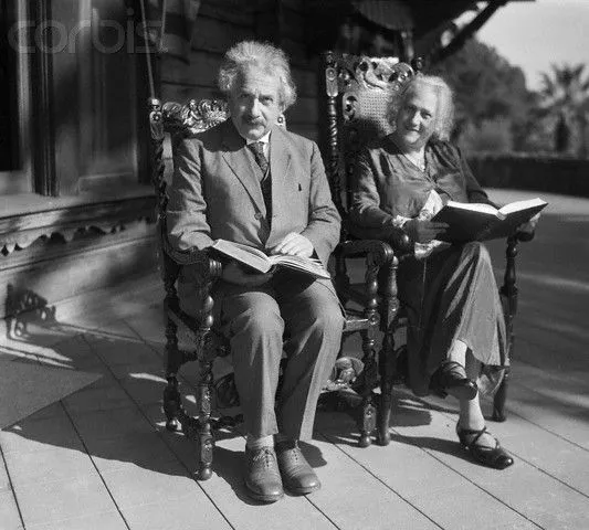 gente leyendo: Albert Einstein