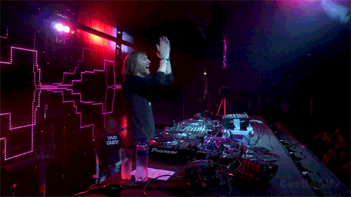 GIF: El DJ David Guetta animando a la peña (Gif #943)