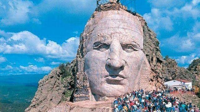 La gigantesca estatua que rinde homenaje a Caballo Loco - ABC.es