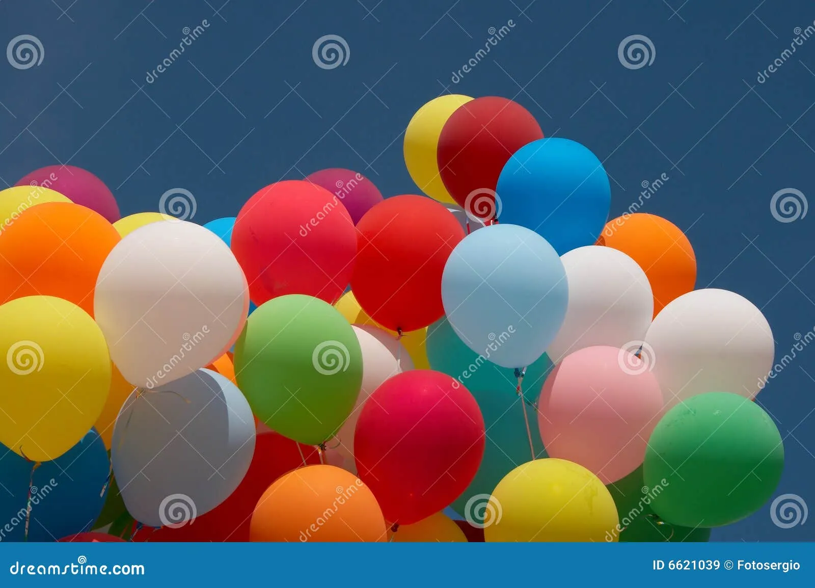 Globos Del Color En El Cielo Azul Profundo 4 Fotografía de archivo ...