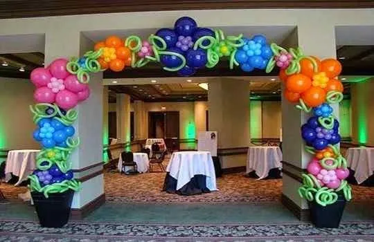 Uso de globos en la decoración para una fiesta de cumpleaños ...