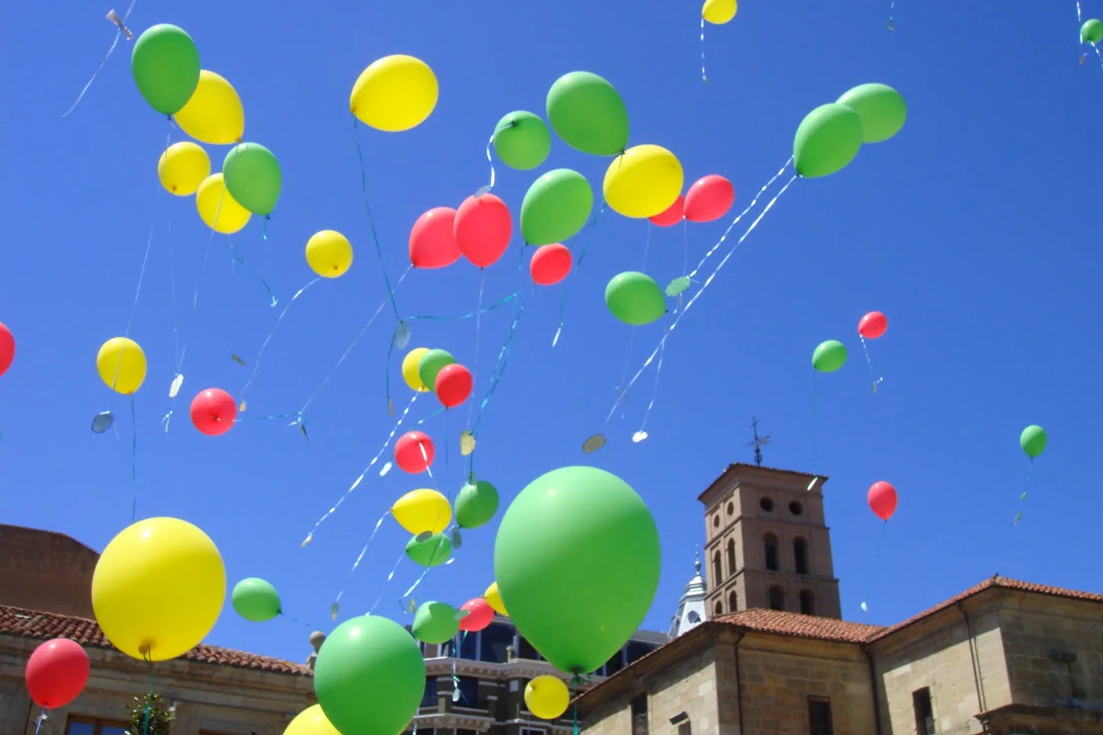 Y LOS GLOBOS LLENARON EL CIELO DE LEÓN, CARGADOS DE VERSOS ...