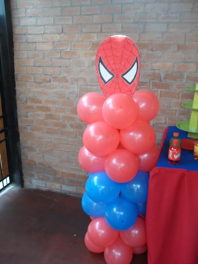 Pilar de globos con cara de Spiderman