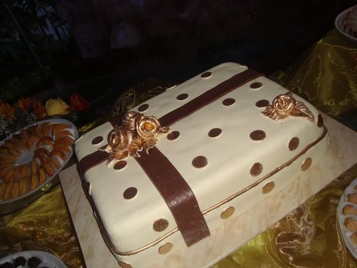 gold & #white torta para onomástico 50 años | Dorado+Crema | Pinterest