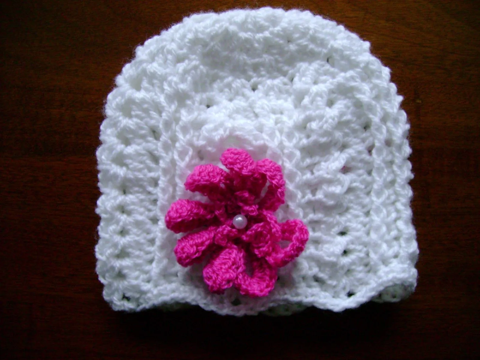 Gorra Blanca con Flor lila y botón blanco