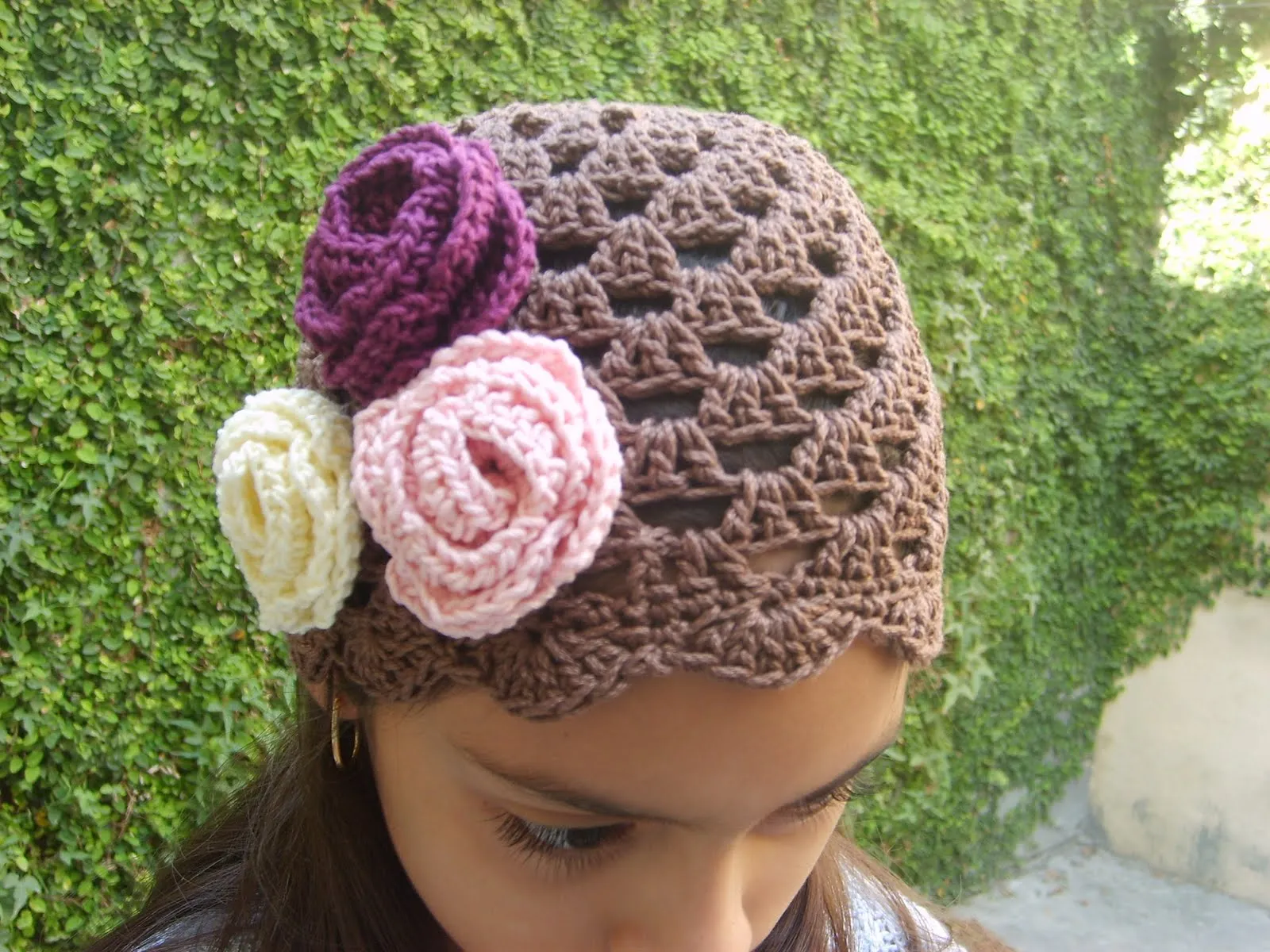 gorrito calado con ondas abejo decorado con tres rositas tejidas