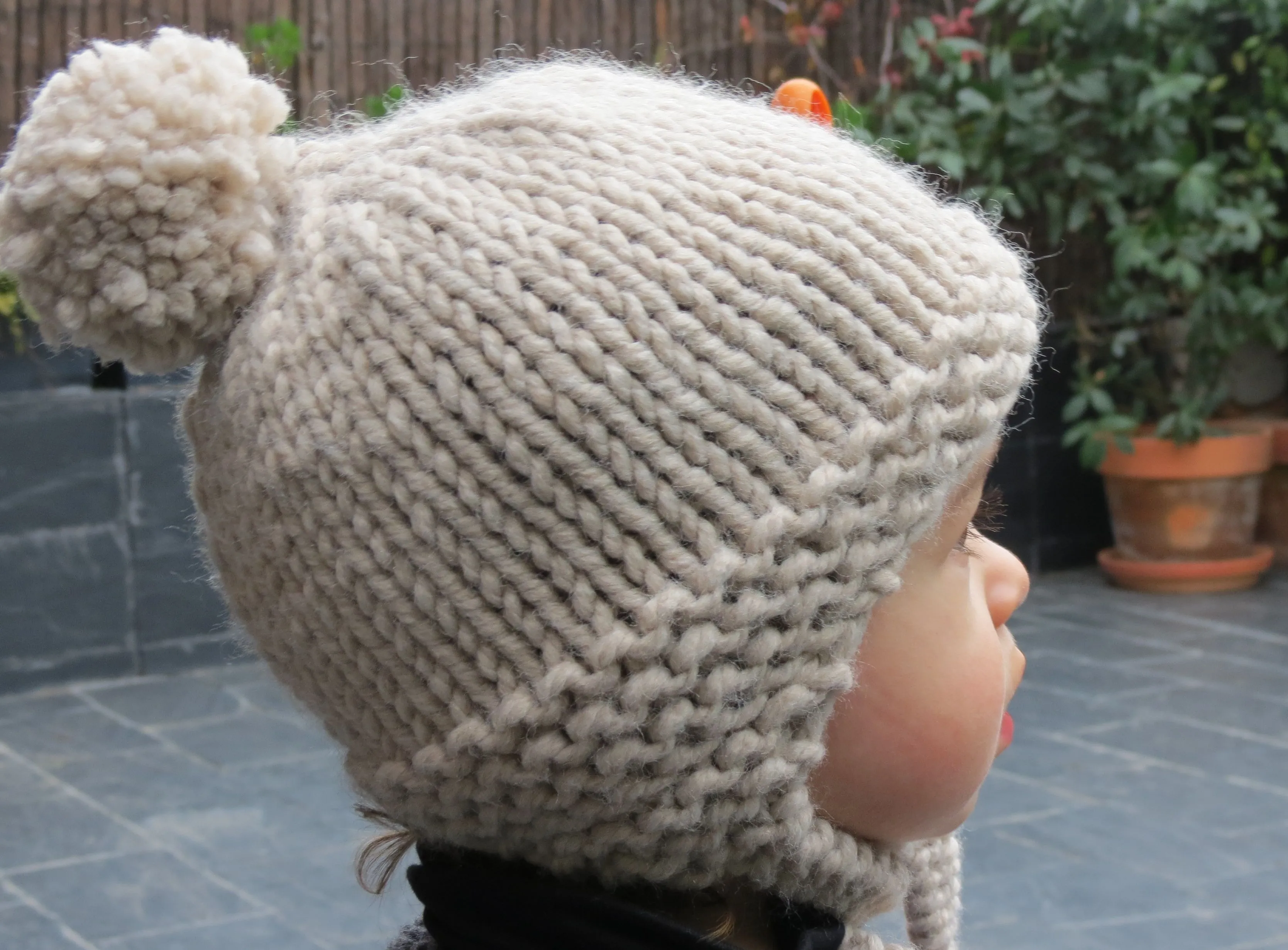 GORRO CON OREJERAS Y POMPÓN | Puntoentredos