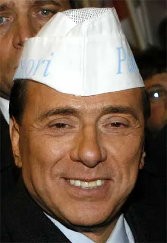 Silvio Berlusconi luce un gorro de panadero durante una manifestación ...