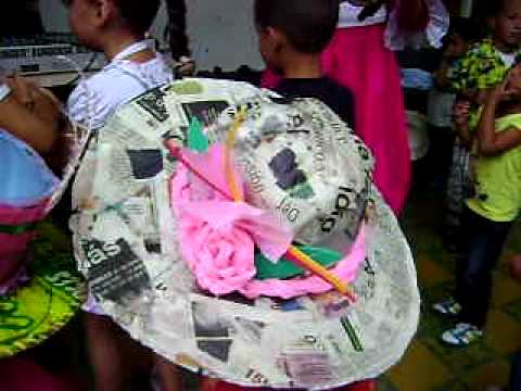 Sombreros locos con material reciclable - Imagui