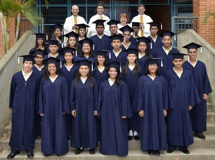 Se gradua la primera generacion de bachilleres de Mano Amiga en El ...