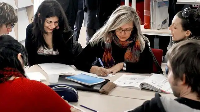 Un grupo de alumnos estudiando en la Escuela de Idiomas - ABC.es