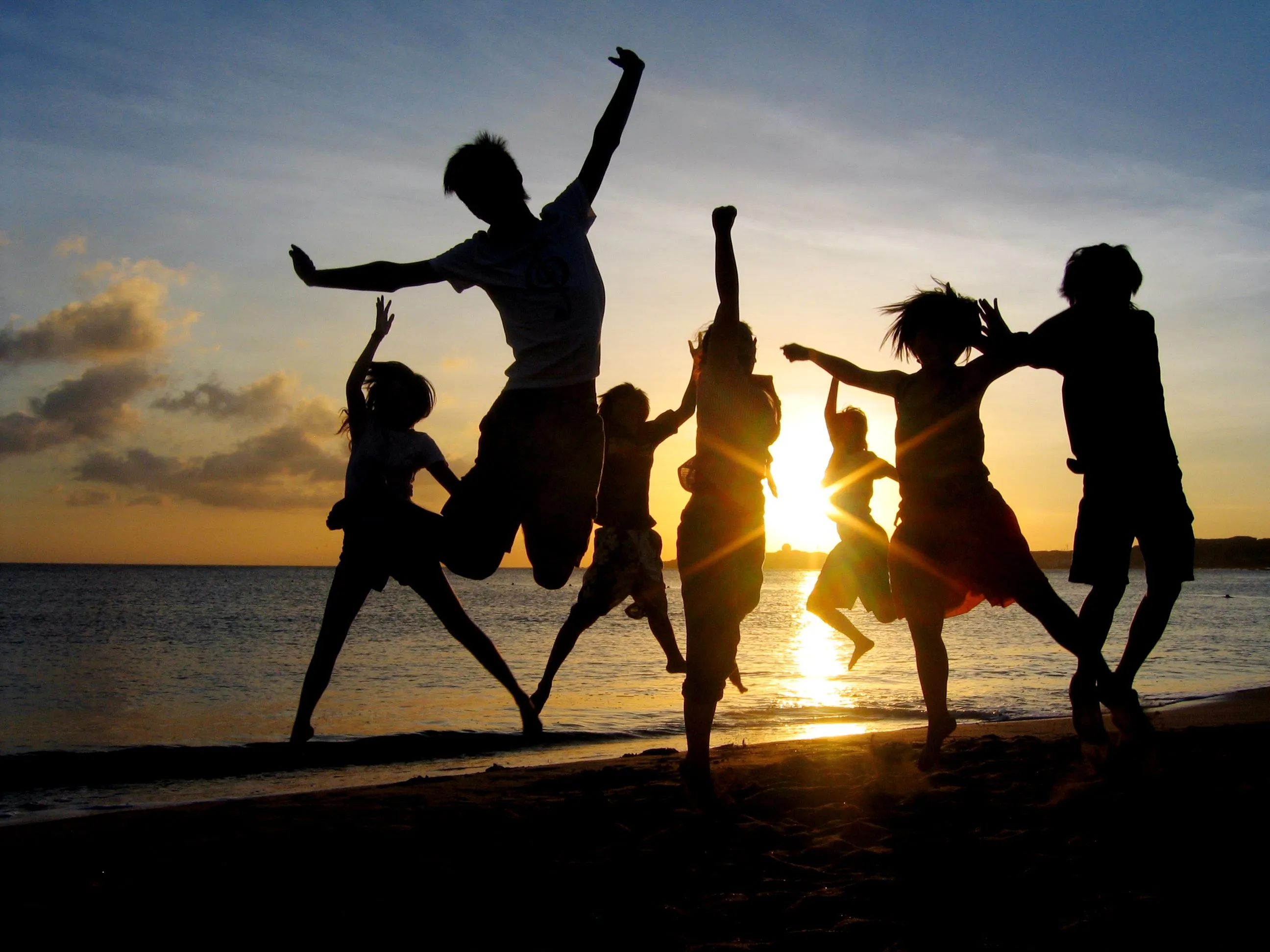 Grupo de amigos saltando en la playa « carmenbouzas