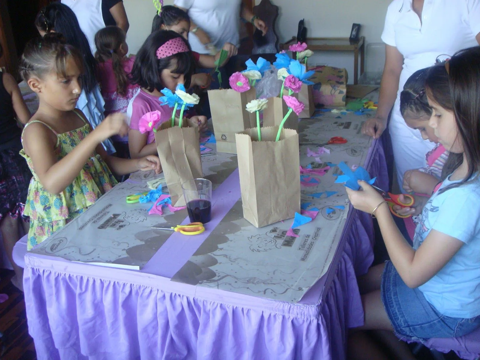  ... un grupo de niñas en plena labor de confección de sus flores