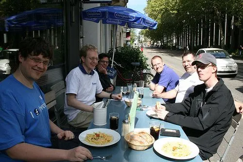 Grupo de personas comiendo | Recurso educativo 41646 - Tiching