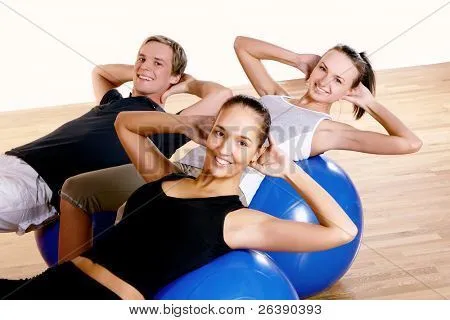 Grupo de personas haciendo ejercicio fitness Fotos stock e ...