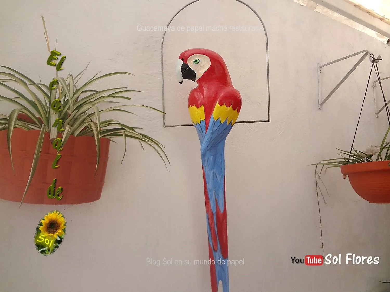 Guacamaya de papel maché restaurada