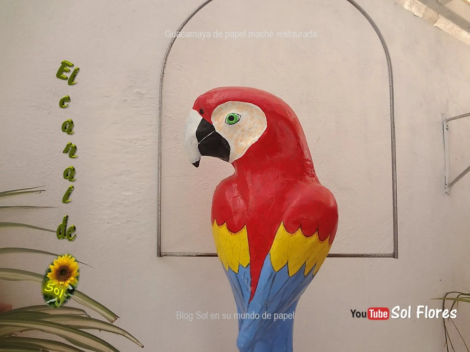 Guacamaya de papel maché restaurada