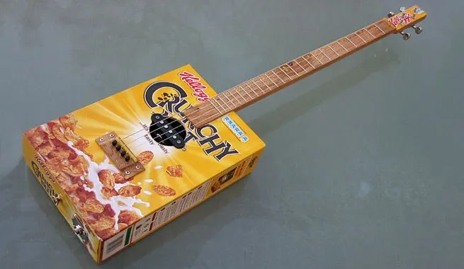 Cómo hacer una guitarra con una caja de cereales